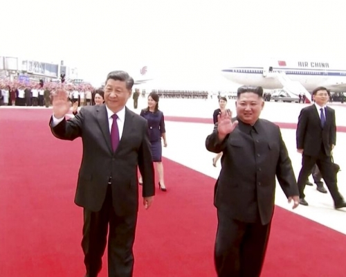 习近平与夫人彭丽媛抵达平壤顺安机场，获金正恩夫妇亲自迎接。网图