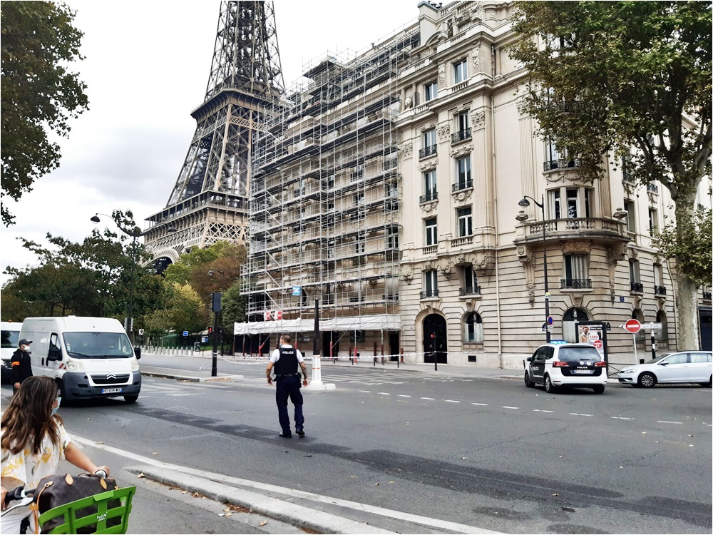 巴黎警方封锁铁路外围的道路。网图