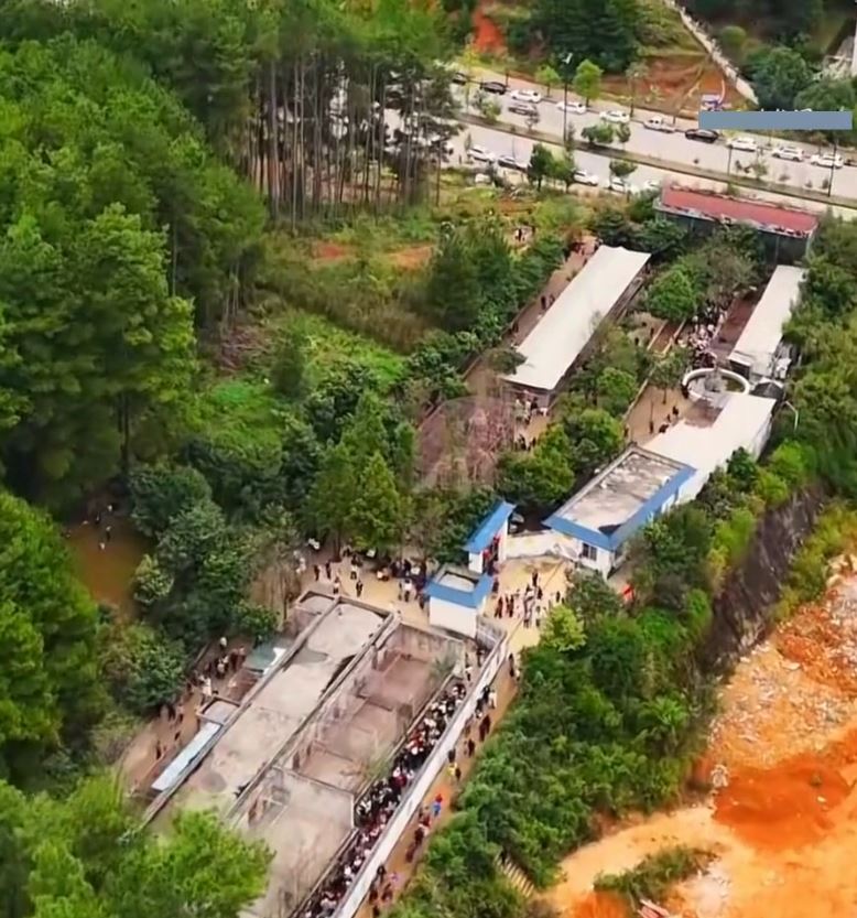 「最寒酸動物園」只有一條泥路通外界，網上爆紅後遊客不絕。抖音@小五動物園