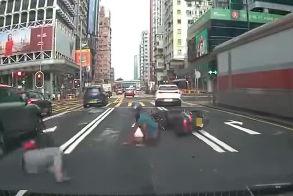 電單車司機及乘客倒地。fb香港突發事故報料區影片截圖