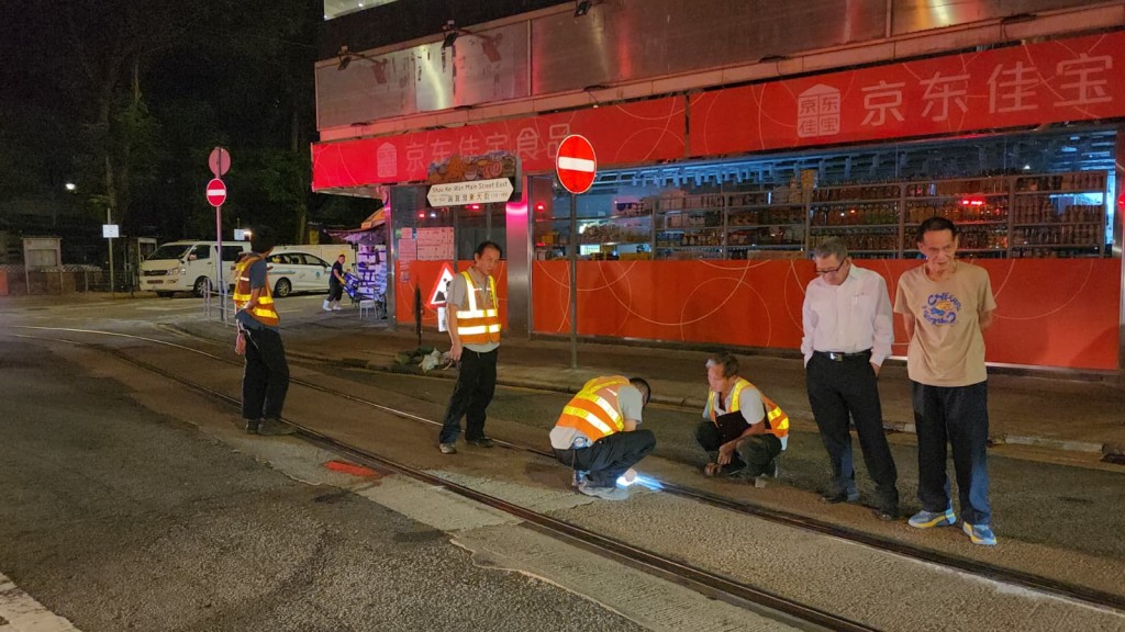 現場有估計是電車公司工程人員在檢查路軌。黎志偉攝 現場有估計是電車公司工程人員在檢查路軌。黎志偉攝