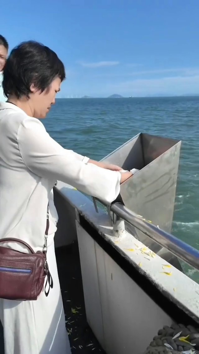 湯利萍親手將丈夫陳觀泰的骨灰撒入大海中。 湯利萍親手將丈夫陳觀泰的骨灰撒入大海中。