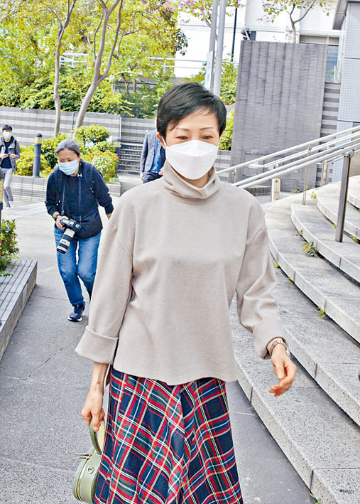 陳淑莊涉嫌於旺角酒吧內，參與約四十人的聚會。