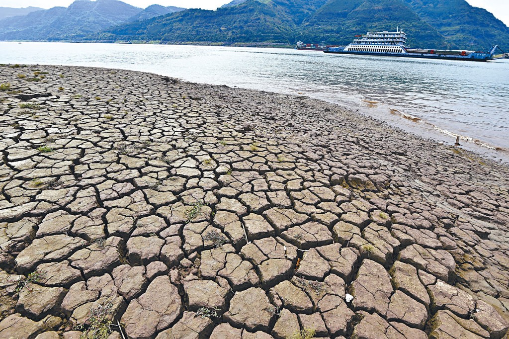 高溫及降雨少，重慶長江段江岸見底。