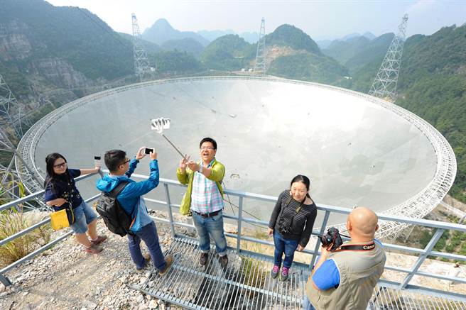 贵州FAST天文射电望远镜向游客开放。