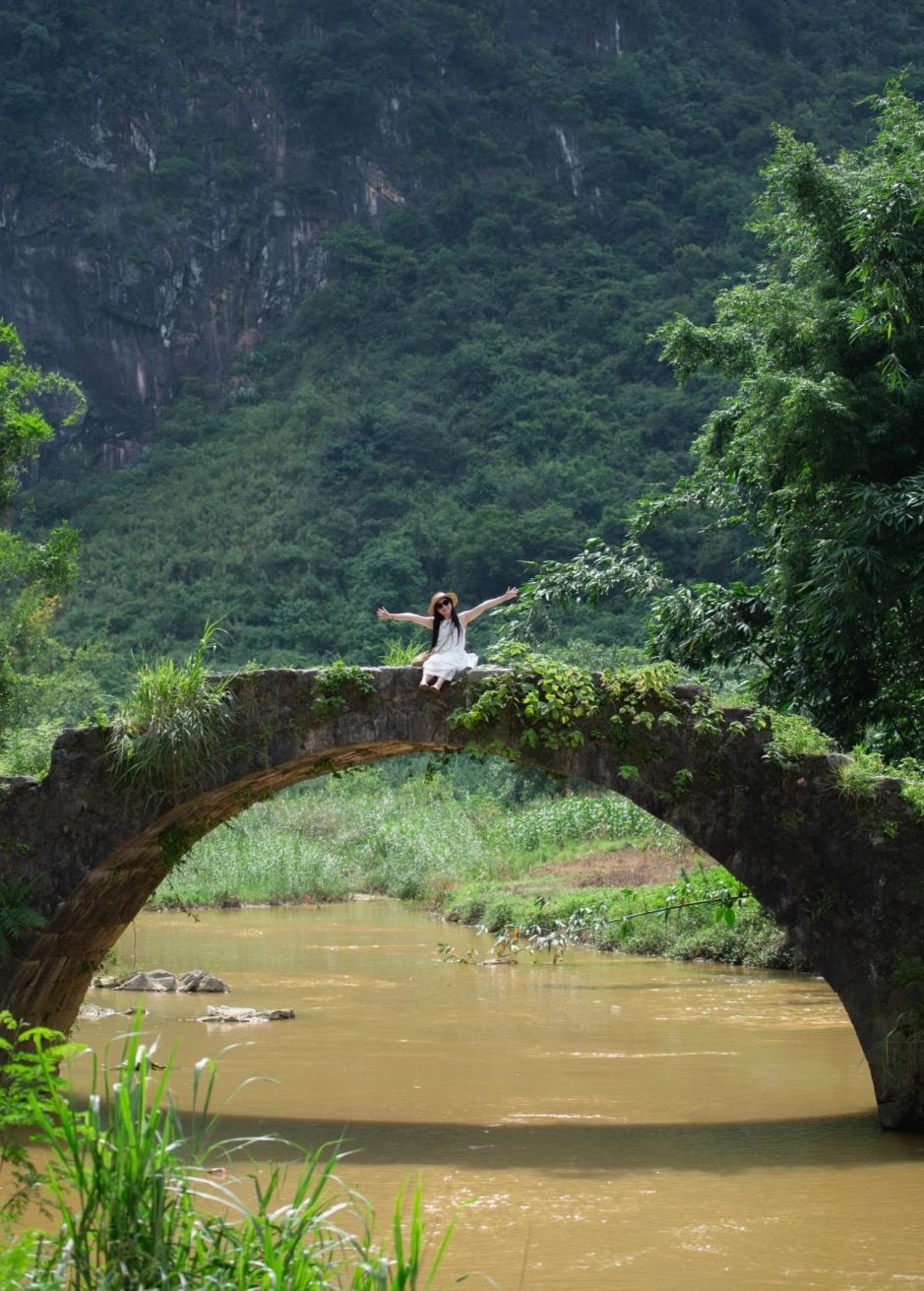 清远旅游好去处2024｜2. 英西峰林风景区 网红打卡景点小赵州桥。（图片来源：小红书@元赋杰Jerry）