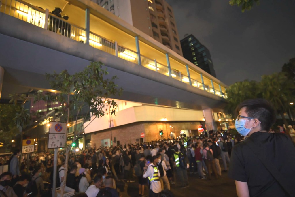 尖東抗議人群堵路要求進理大
