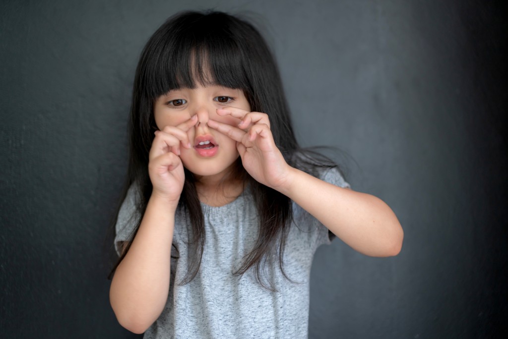 每日早上用梳或手指為小朋友輕柔梳頭,又或按揉鼻 旁,均有助改善鼻竅功能。(圖片來源:Freepik) 每日早上用梳或手指為小朋友輕柔梳頭,又或按揉鼻 旁,均有助改善鼻竅功能。(圖片來源:Freepik)