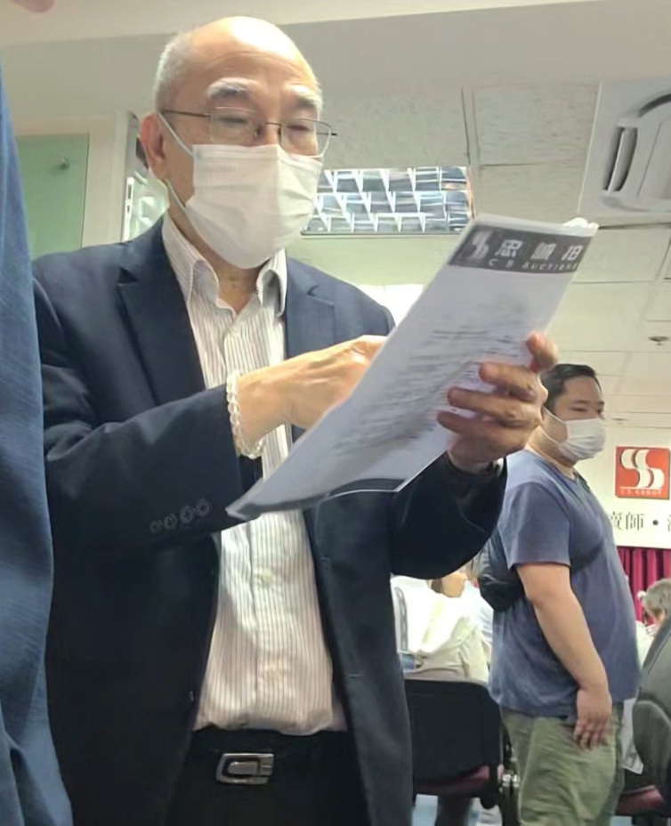 另一準買家謝先生，則陪同太太前來，他坦言若能以底價購入單位，用來收租回報相當吸引。