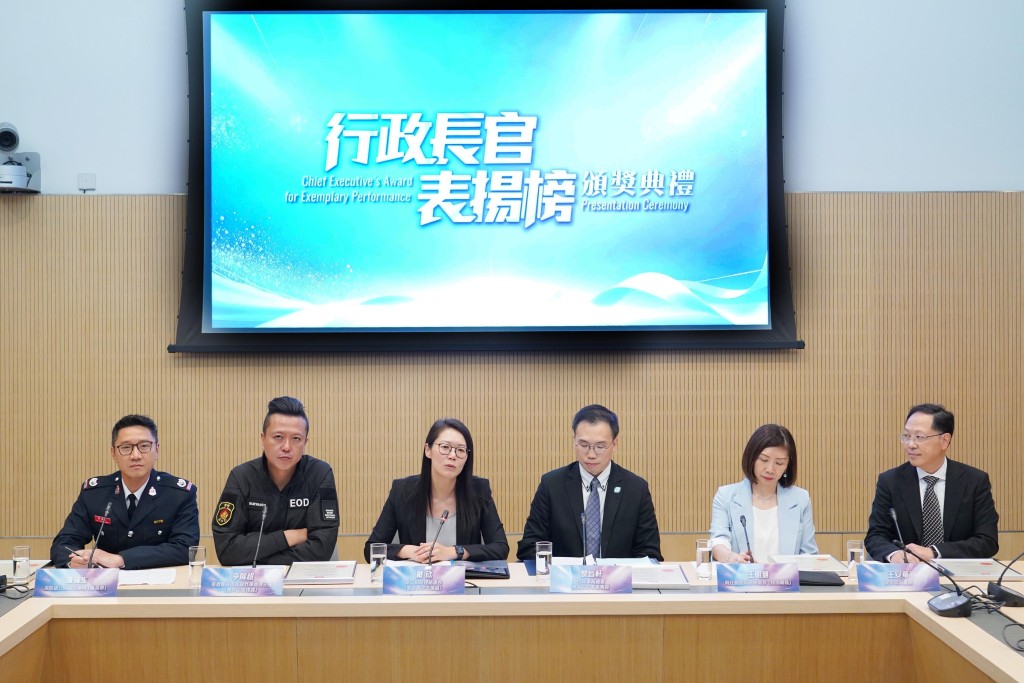 處理戰時炸彈與簡約公屋項目獲行政長官表揚榜。資料圖片 處理戰時炸彈與簡約公屋項目獲行政長官表揚榜。資料圖片