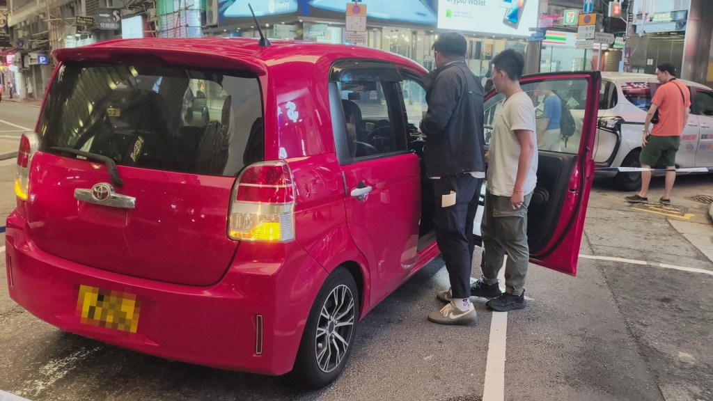 警員搜查車輛。 警員搜查車輛。