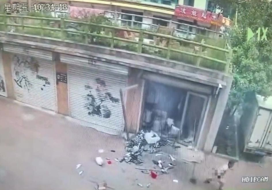 男子身上衣物除了内裤全被烧毁。