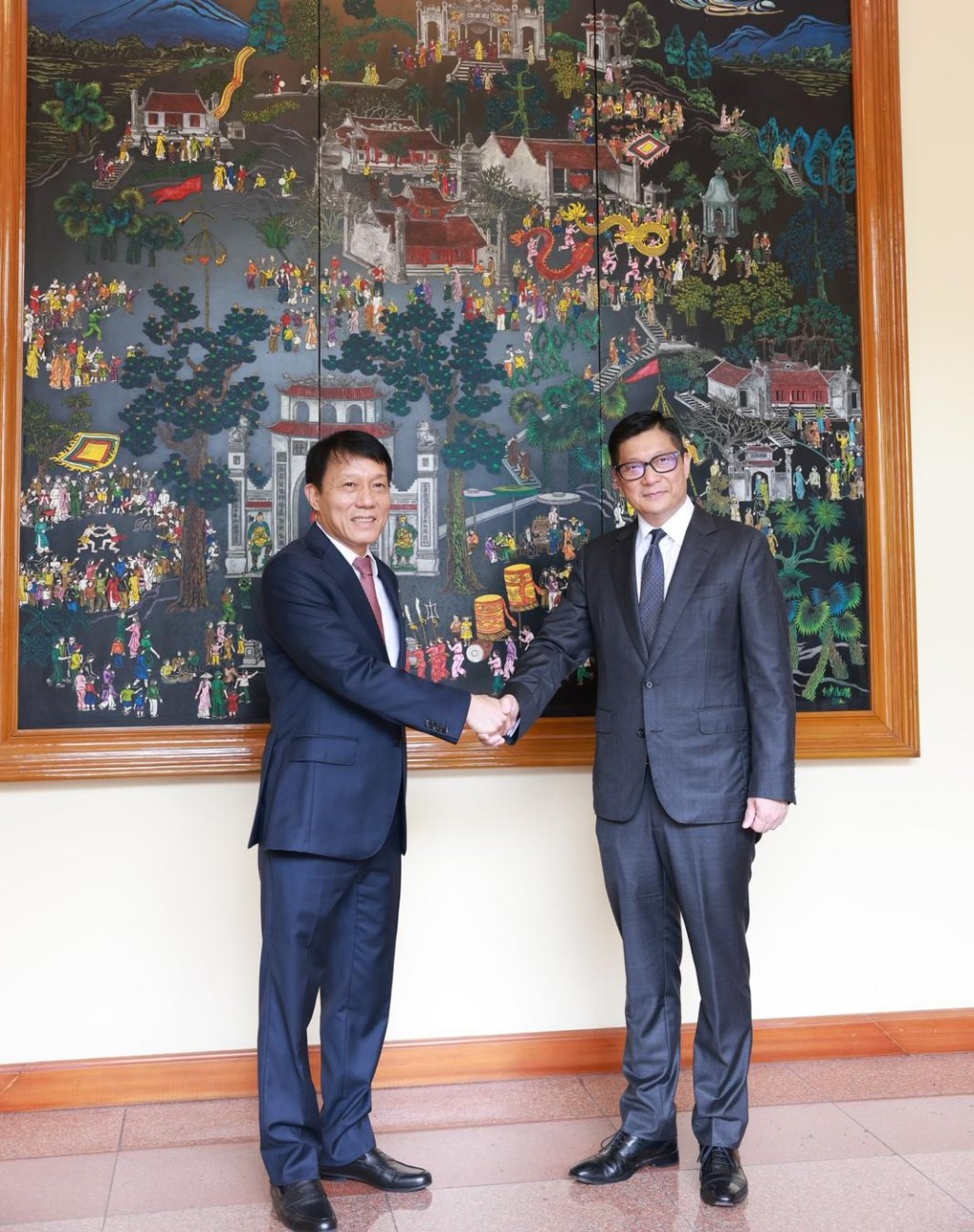 鄧炳強（右）與越南公安部副部長梁三光（左）會面。（鄧炳強FB圖片）