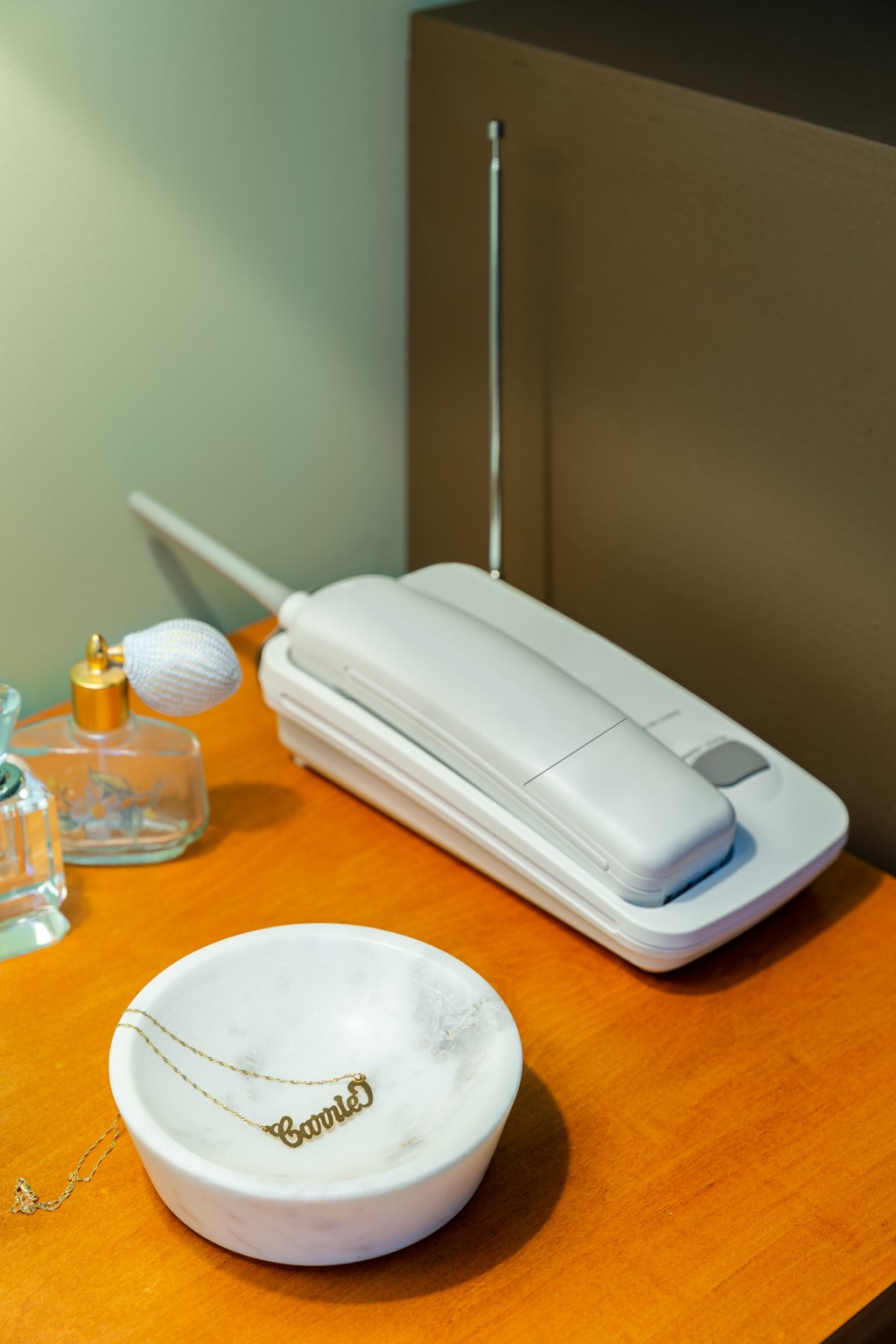 可在公寓内看到曾在剧中出现的电话。