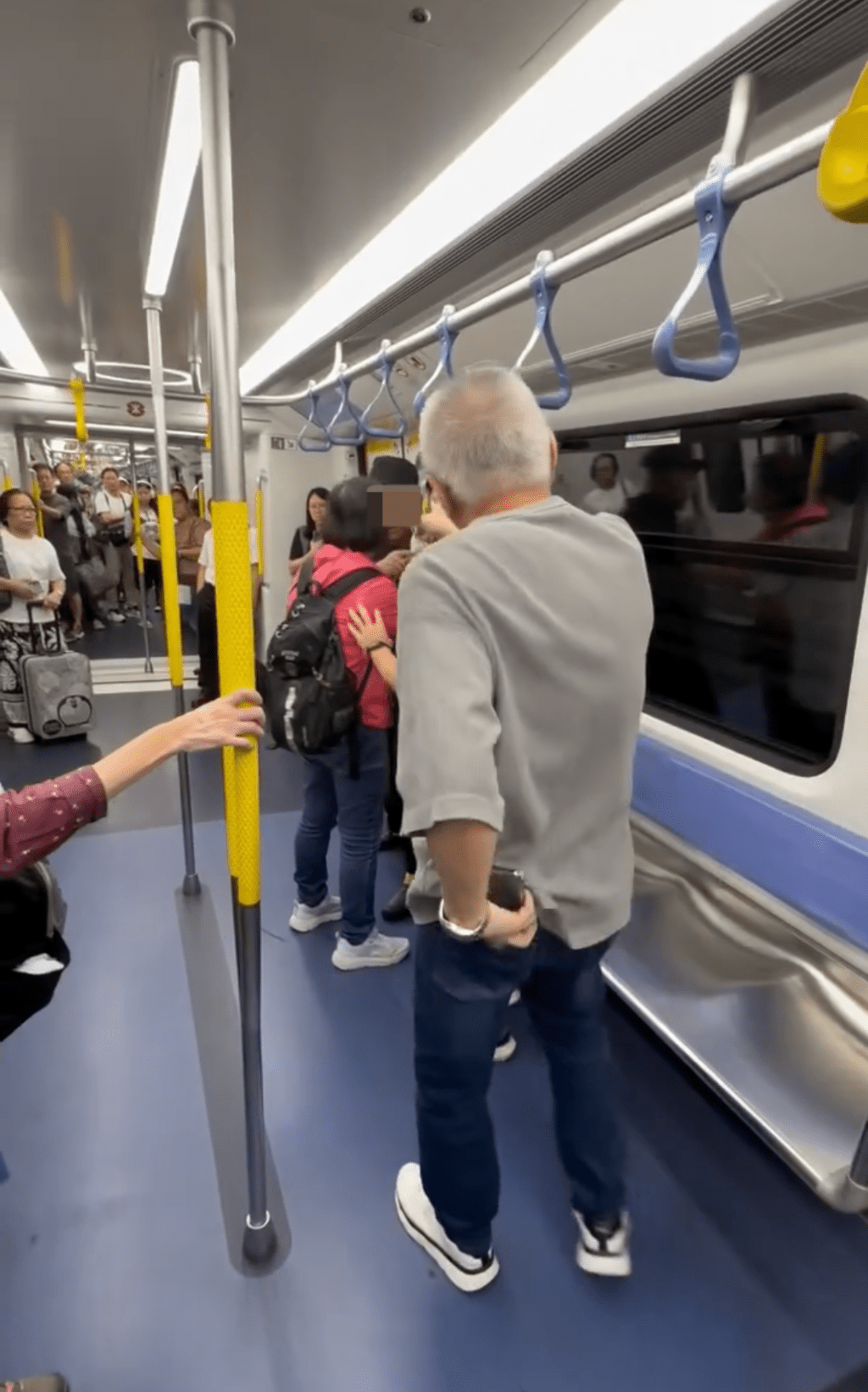 灰色男隨後將Cap男放開。Facebook 車cam L(香港群組)影片截圖 灰色男隨後將Cap男放開。Facebook 車cam L(香港群組)影片截圖