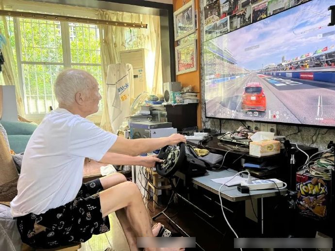 88歲的楊炳林喜歡玩刺激的車Game。微博
