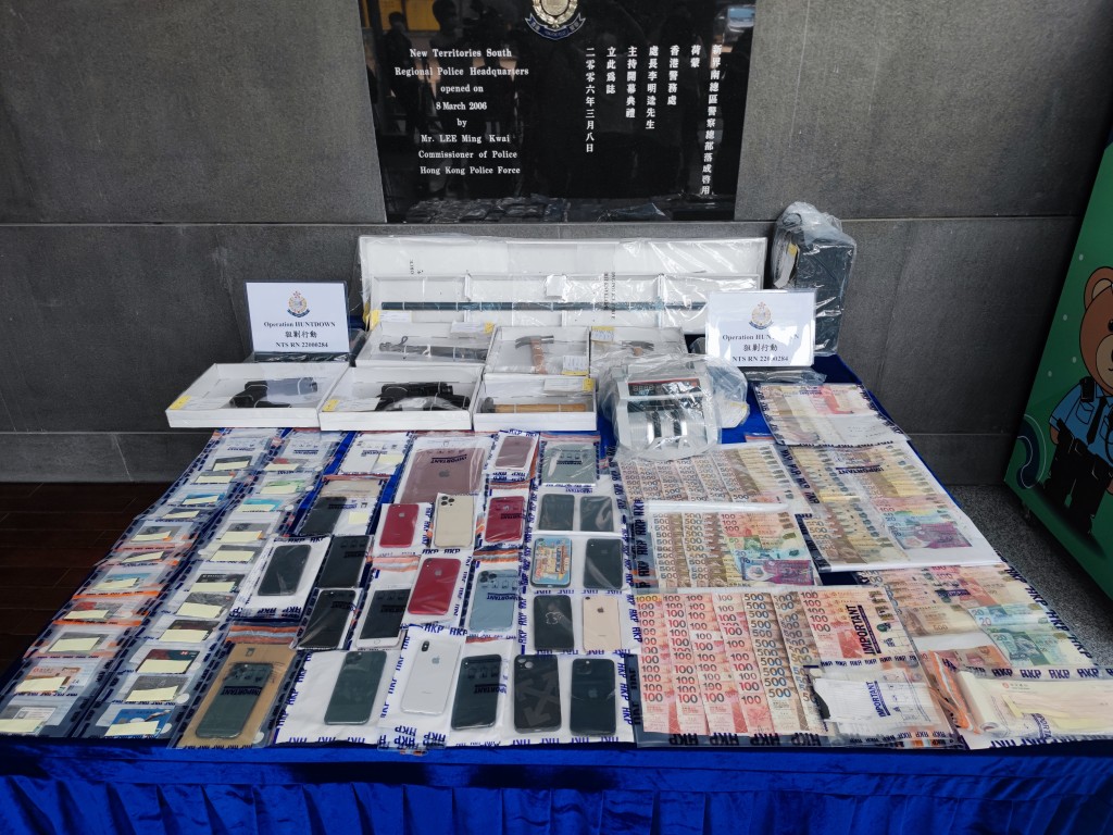 警方展示检获的证物，包括一批现金及一部点钞机。