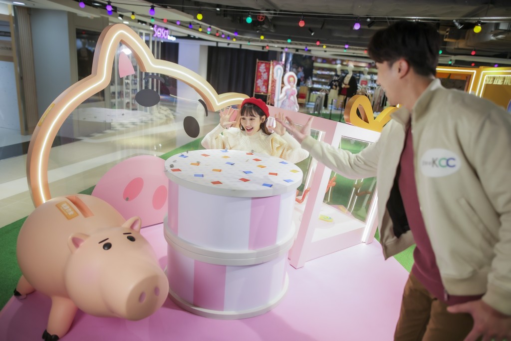 life@KCC 會上演反斗甜夢嘉年華，有幸運火腿歡樂彩虹經典攤位遊戲。