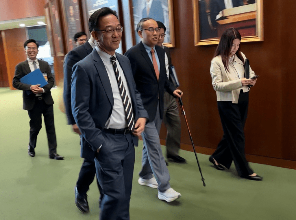 财库局局长许正宇早前健身时旧患复发需撑拐杖。