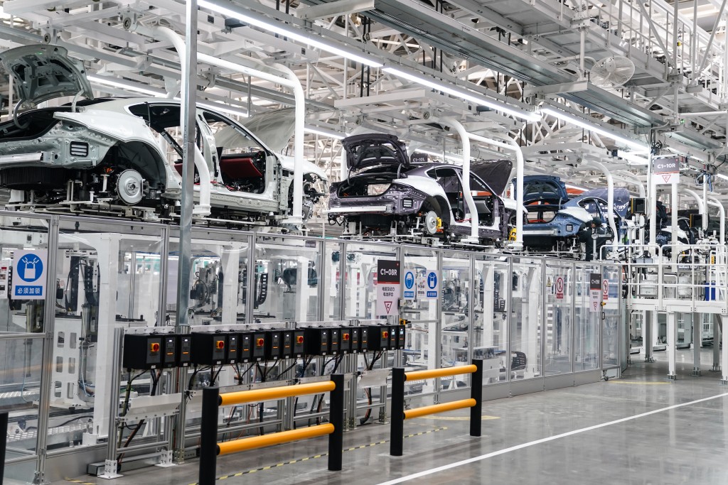 小米在北京生產SU7電動車的超級工廠，平圴76秒可以製出一輛車。新華社