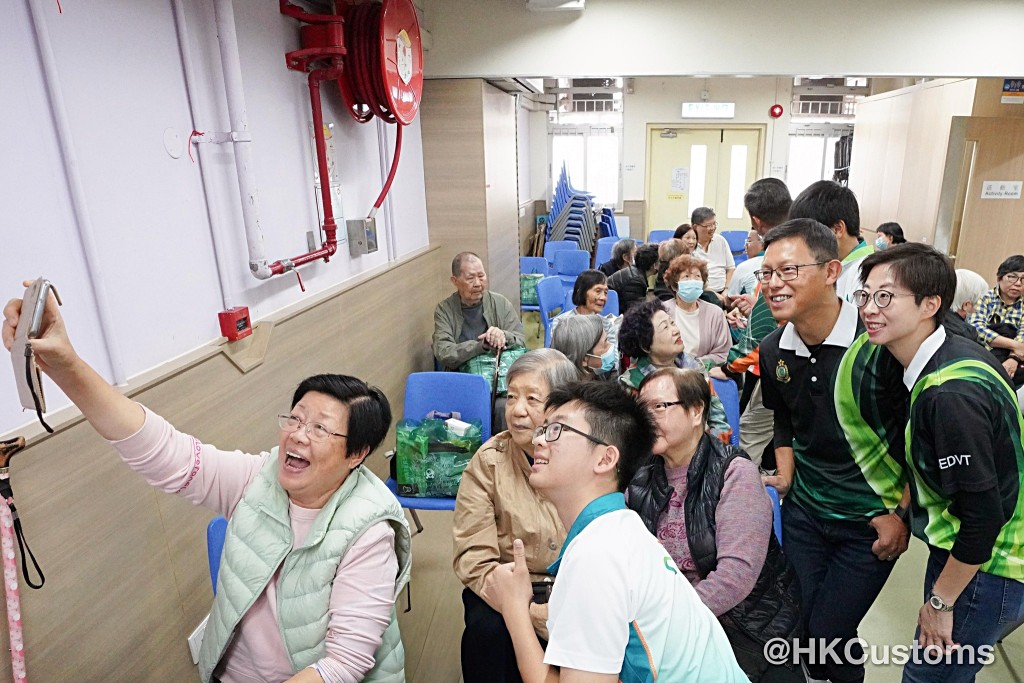 海關義工隊傳遞關愛。fb：香港海關