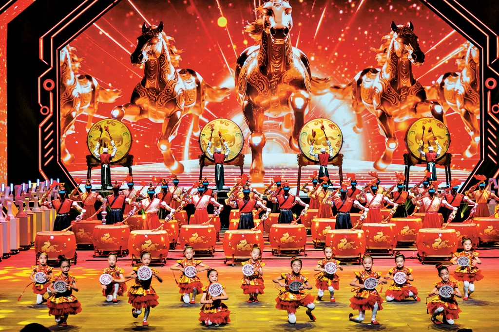 山東省機械人春晚，數十台機械人與手持小鼓的孩子們組成「人機鼓隊」。