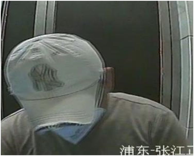 已婚男每次都戴鴨舌帽和口罩，根本無法識別其面部特徵。
