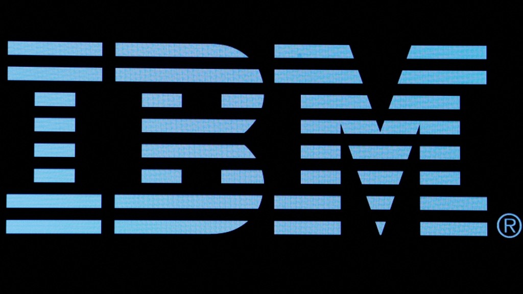 科技巨头IBM行政总裁克里希纳（Arvind Krishna）宣布7800个可被人工智能（AI）取代的职位暂停招聘。 路透社