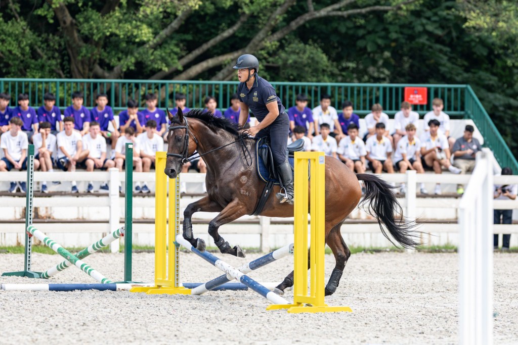 曼联16岁以下青年队周二参观马会屯门公众骑术学校，到访马房及观赏马术示范。