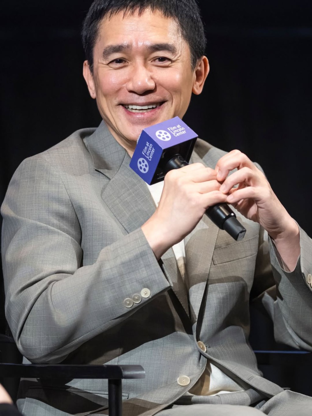梁朝偉在放映會上談笑風生。