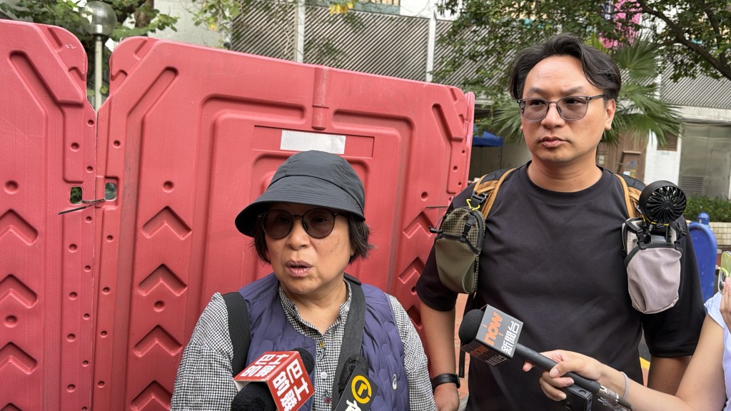 何女士指業主不允許她親身上樓執拾，只能交由身旁的兒子代勞。梁國峰攝