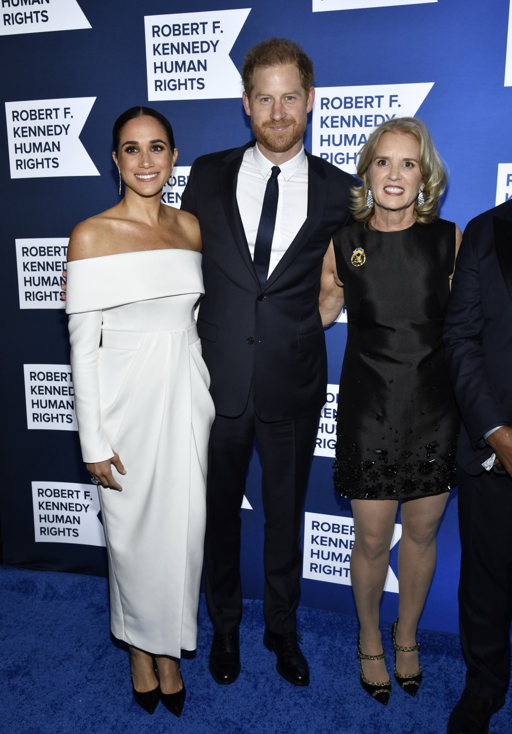 梅根（左起）、哈里王子和克里·肯尼迪出席在纽约市中心希尔顿酒店举行的“希望的涟漪”晚宴。AP
