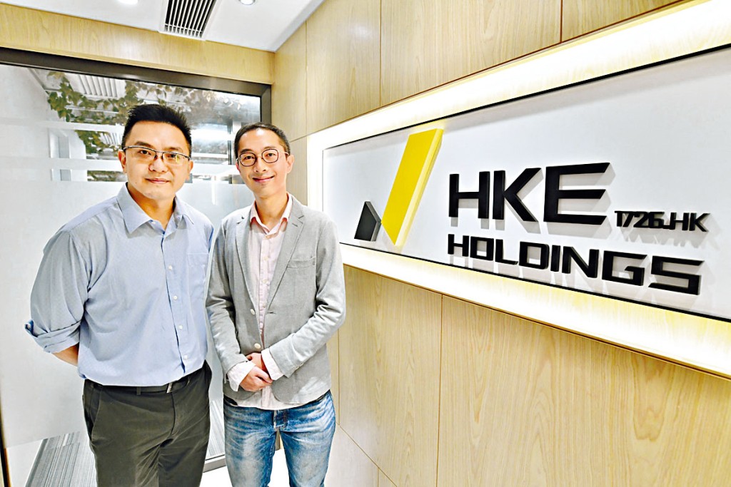 被問及公司可否於今年成功取得牌照，歐陽健男（左）表示持審慎樂觀態度；旁為黎明俊。