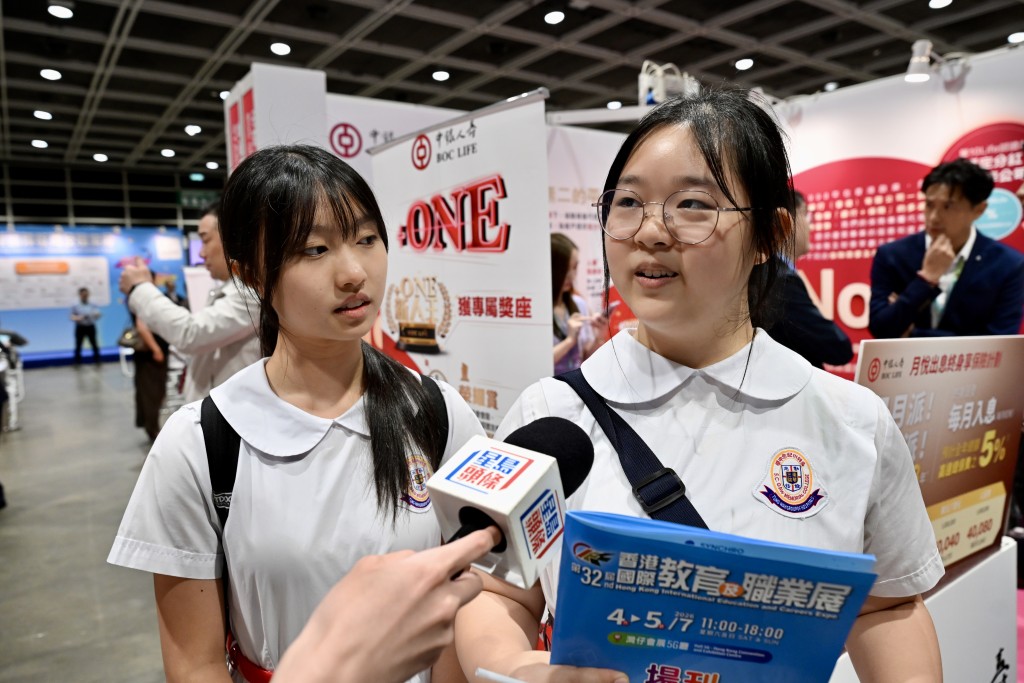 中五的蘇同學(右)及李同學(左)。