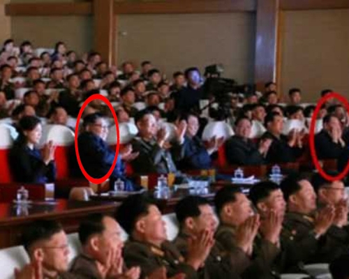公開的相關圖片中，金英哲坐在金正恩左側第五個座位上。 （網圖）