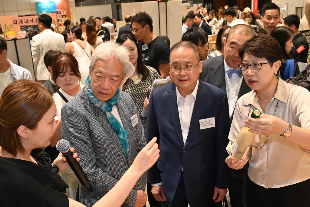 餐饮联业协会会长黄家和(左二)等业界人士出席美食博览预展。