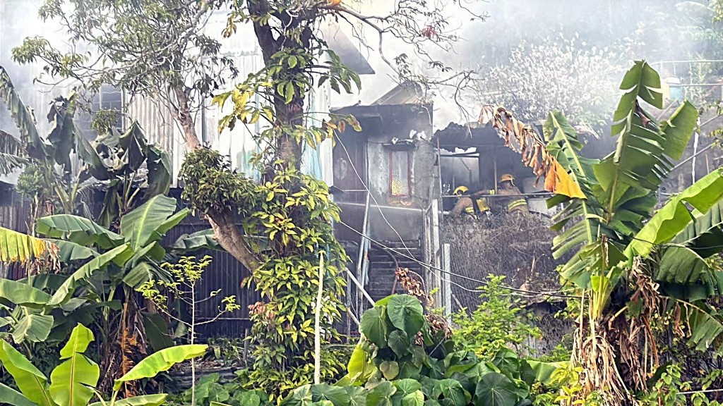荃湾老围村屋起火。fb：新界地区生活连线 