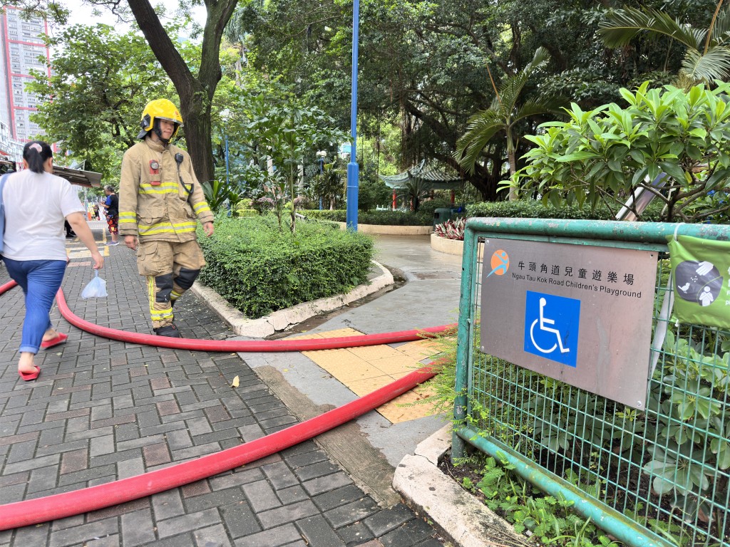 牛头角道儿童游乐场一间庙宇有杂物起火。