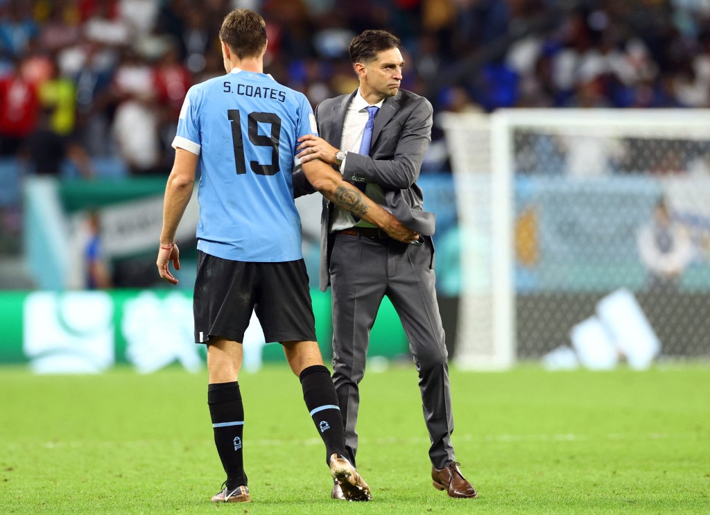 乌拉圭教练迪亚高阿朗素(右)与后衞高亚迪斯赛后都很失望。REUTERS