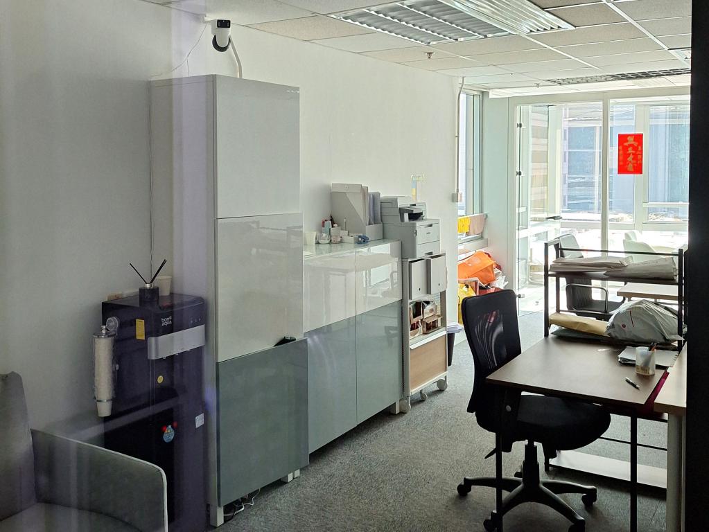 记者周一到涉事公司「XX人」了解，发现该办公室未有营业。