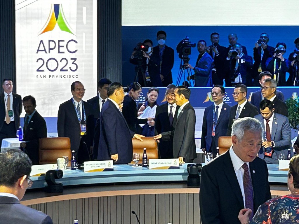 习近平在外长王毅、中国驻美大使谢锋陪同下进场，再次先与印尼总统佐科·维多多握手、对话交流，期间陈茂波在旁等候。
