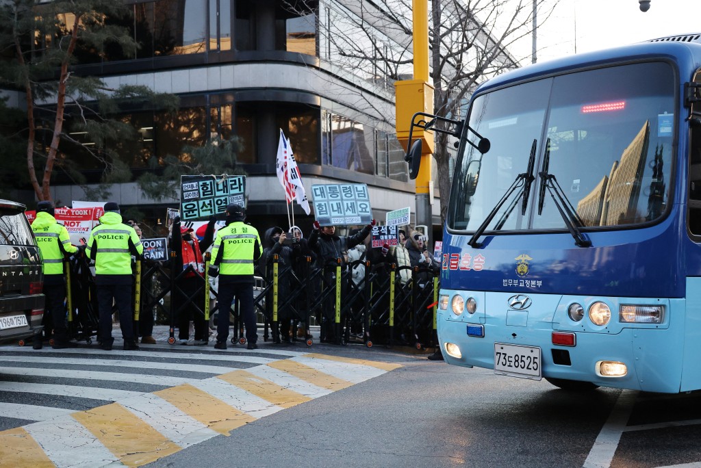 被羈押的尹錫悅抵達法院受審。路透社