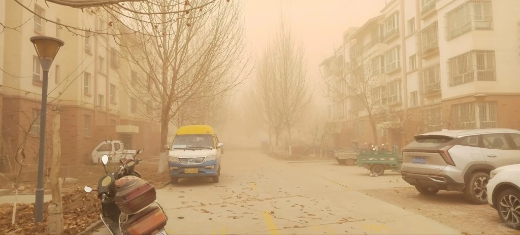 新疆特強沙塵暴，令受影響城區視野變得惡劣。小紅書