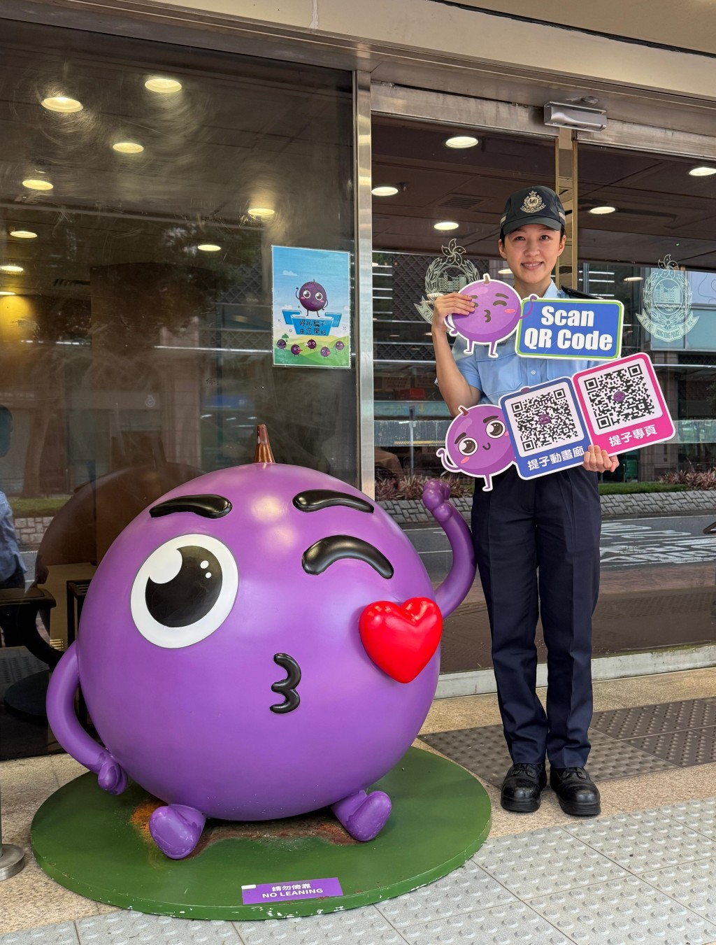 警員呂玲敏聯乘防騙吉祥物「提子」呼籲市民留意警隊的防騙資訊,善用「防騙視伏App」及「防騙易18222」熱線。 警員呂玲敏聯乘防騙吉祥物「提子」呼籲市民留意警隊的防騙資訊,善用「防騙視伏App」及「防騙易18222」熱線。
