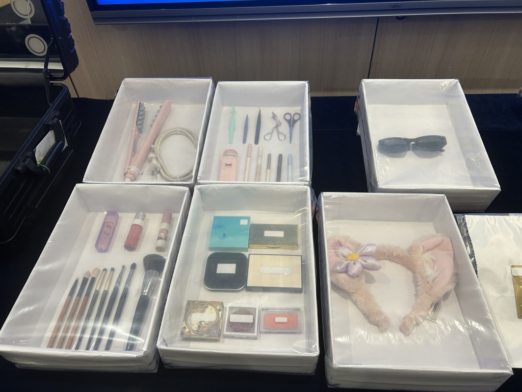 證物亦包括化妝用品。 證物亦包括化妝用品。