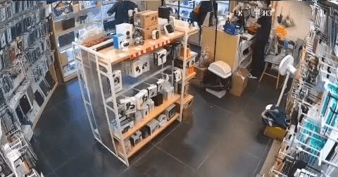 一名青年以圍巾掩面衝入店內，然後用鐵錘擊碎店內的玻璃櫥窗。網上片段截圖
