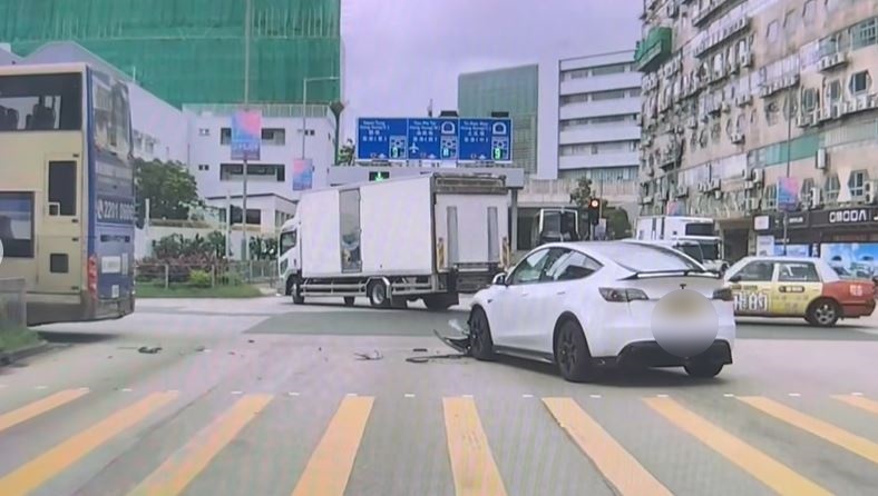 Tesla車頭撞毀。fb 車cam L（香港群組）  