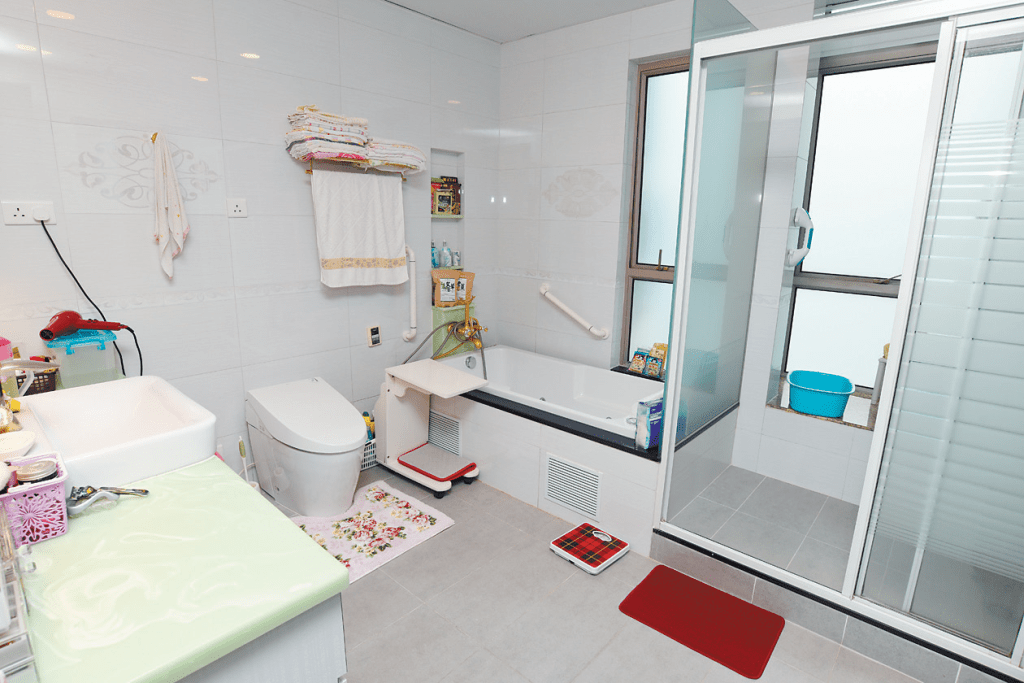套浴設有浴缸及淋浴間，可照顧戶主不同需要。