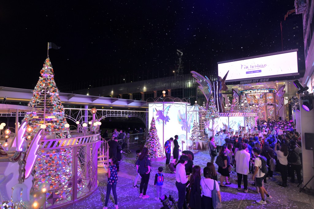 尖沙嘴海港城今日（16日） 举行大型圣诞亮灯仪式。梁誉东摄
