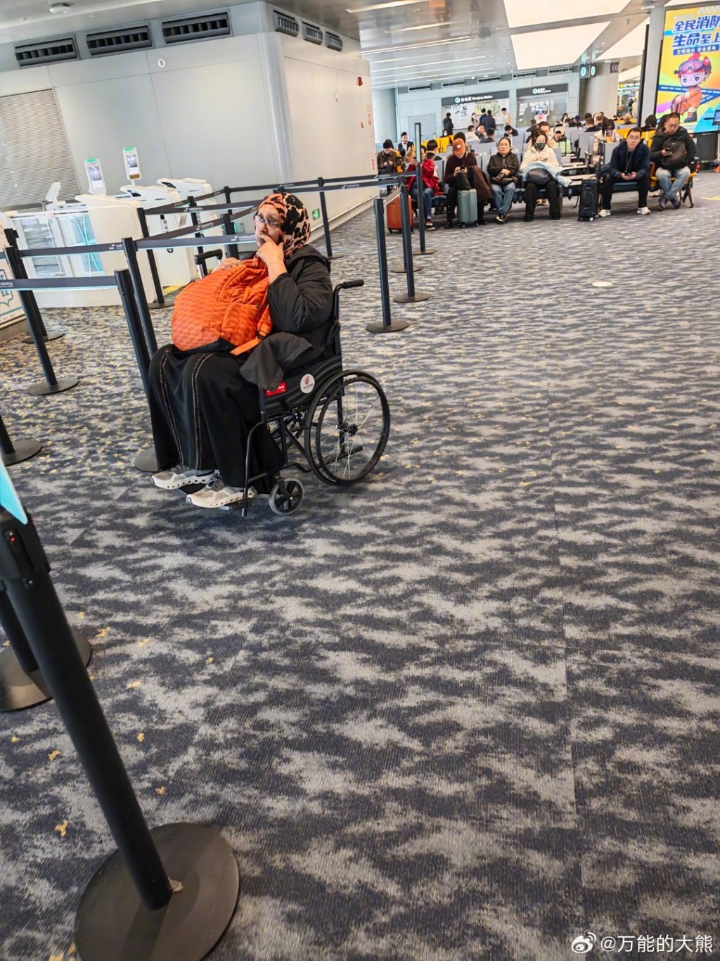 網民發現同一印度女旅客在杭州機場扮傷殘坐輪椅。微博